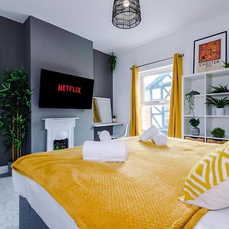 New! Stylish 2-Bed Home, In Chester By 53 Degrees Property, Ideal For Long Stays, Great Location - Sleeps 6 Bagian luar foto