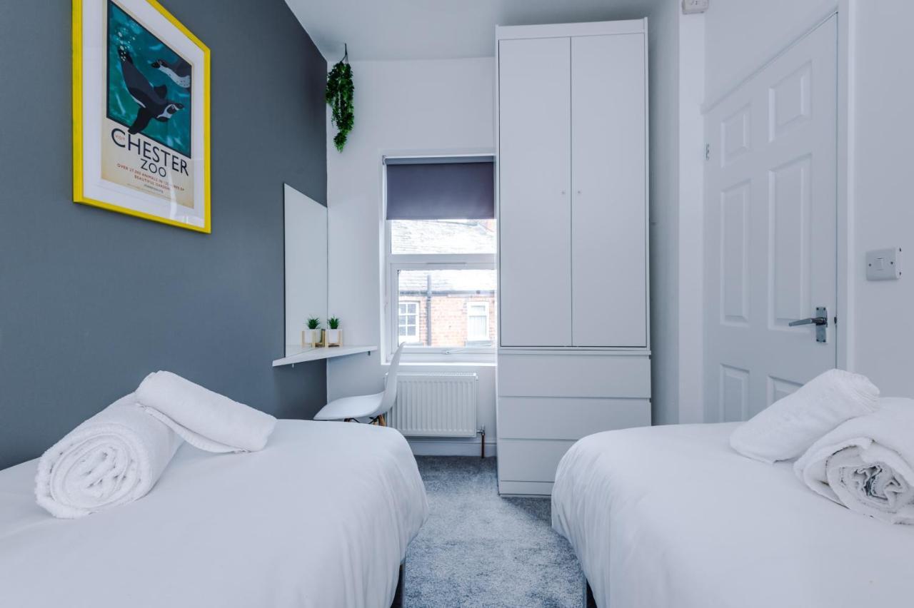 New! Stylish 2-Bed Home, In Chester By 53 Degrees Property, Ideal For Long Stays, Great Location - Sleeps 6 Bagian luar foto