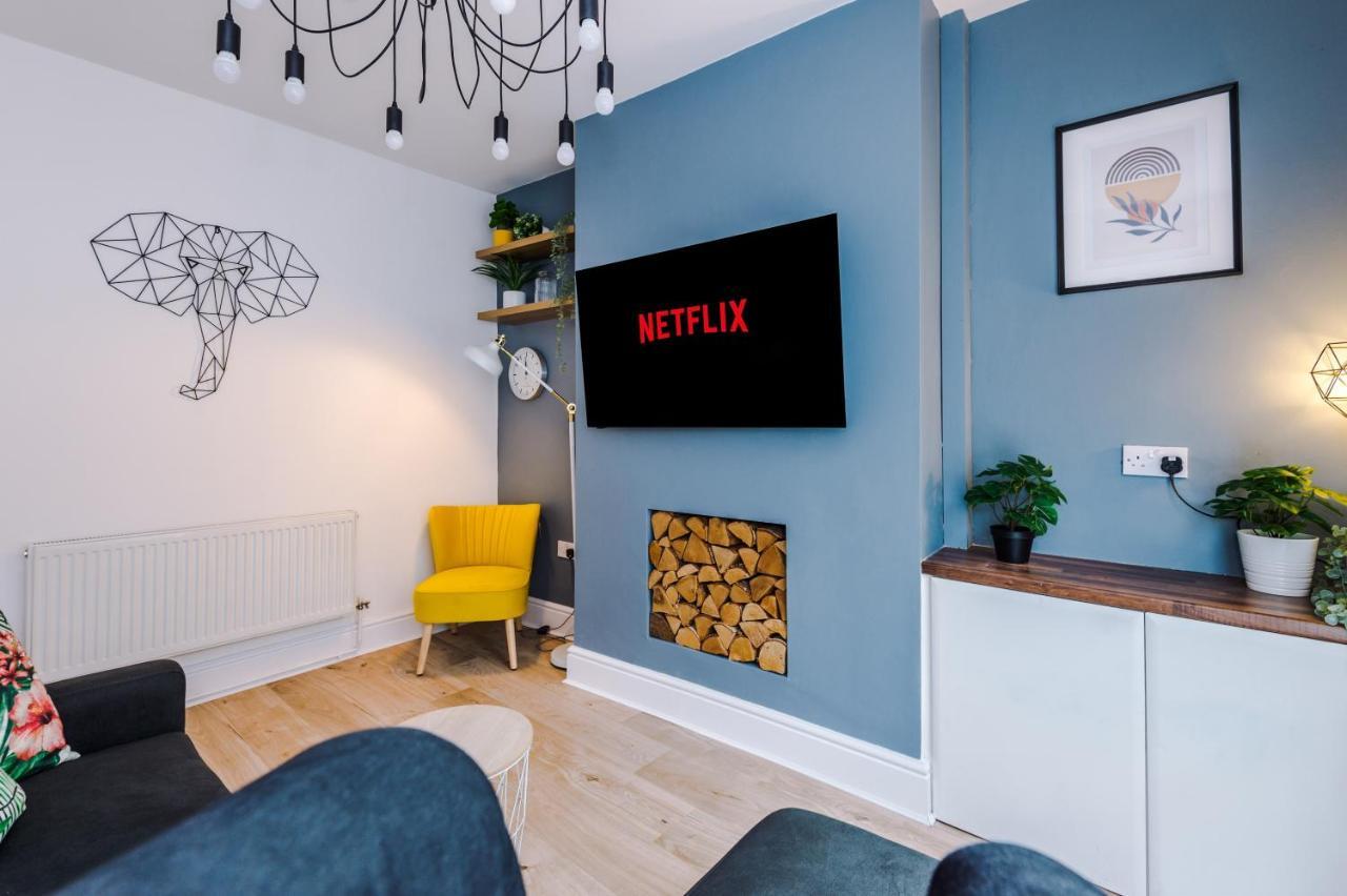 New! Stylish 2-Bed Home, In Chester By 53 Degrees Property, Ideal For Long Stays, Great Location - Sleeps 6 Bagian luar foto
